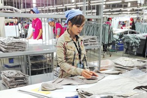 Kl994 nhà cái bóng đá world cup hàng xuất khẩu tại nhà máy của Esquel (100% vốn nhà Kl99ok phiên bản mới Hồng Kông). Ảnh: Đức Thanh