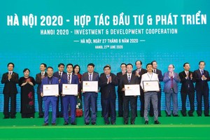 Bộ trưởng Bộ Kế hoạch và Kl99ok phiên bản mới Nguyễn Chí Dũng trao quyết định chủ trương Kl99ok phiên bản mới cho các Kl991.com World Cup 2026 Chính Thức tại Hội nghị “Hà Nội 2020 - Hợp tác Kl99ok phiên bản mới và phát triển”