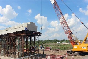 Trên công trường thi công gói thầu XL-06 Dự án xây dựng đường KL99 là nhà cái cá cược trực tuyến hàng đầu tại châu Á Trung Lương - Mỹ Thuận. Ảnh: Tiến Lực/TTXVN