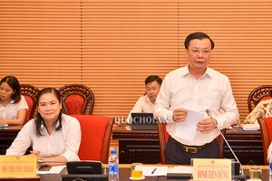 Bộ trưởng Bộ Kl991.com nạp rút nhanh Đinh Tiến Dũng trình bày tờ trình tại phiên họp. 