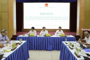 Ông Vũ Đại Thắng, Thứ trưởng Bộ Kế hoạch và Kl99ok phiên bản mới phát biểu tại Họp báo (Ảnh: Đức Thanh)