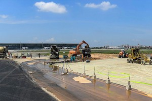 Việc thi công cải tạo, hệ thống đường lăn, đường cất hạ cánh tại sân bay Tân Sơn Nhất, Nội Bài đang ảnh hưởng lớn tới hoạt động khai thác của các hãng hàng không.