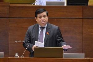 Bộ trưởng Bộ Kế hoạch và Kl99ok phiên bản mới Nguyễn Chí Dũng trong một phiên họp toàn thể của Quốc hội.