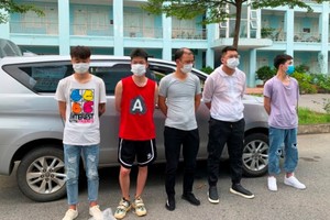Bắt giữ các đối tượng nhập cảnh trái phép tại Lào Cai (Ảnh: Báo Nhân dân)