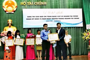 Ông Trần Duy Trinh, Trưởng ban Ban Kl99ok phiên bản mới, đại diện Báo Kl99ok phiên bản mới nhận Bằng khen của Bộ Kl991.com nạp rút nhanh.