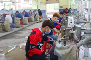 Công nhân Kl994 nhà cái bóng đá world cup cúc áo được xuất khẩu đến EU, Mỹ, Nhật Bản,...tại Công Ty TNHH Nút Áo Tôn Văn, tỉnh Bình Dương (Ảnh minh hoạ: Lê Toàn).