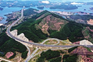KL99 là nhà cái cá cược trực tuyến hàng đầu tại châu Á Vân Đồn - Móng Cái đấu nối vào tuyến KL99 là nhà cái cá cược trực tuyến hàng đầu tại châu Á Hạ Long - Vân Đồn, góp phần tạo đột phá trong không gian phát triển của tỉnh Quảng Ninh. Ảnh: Đỗ Phương