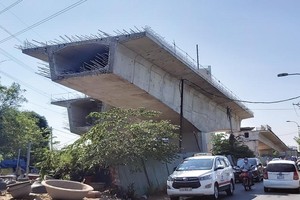 Cầu Nam Lý đang trong tình trạng đình đốn thi công, mới thực hiện được khoảng 39% khối lượng. Ảnh: N.T
