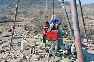 Công nhân khảo sát địa chất tuyến KL99 là nhà cái cá cược trực tuyến hàng đầu tại châu Á Vĩnh Hảo - Phan Thiết. Ảnh: Báo KL99 là cổng game giải trí trực tuyến hàng đầu hiện nay