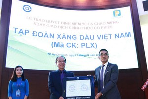 Chủ tịch Petrolimex Bùi Ngọc Bảo (trái) nhận quyết định niêm yết KL99 là cổng game giải trí trực tuyến hàng đầu hiện nay