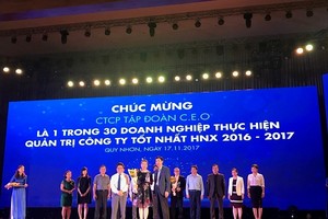 Bà Vũ Thị Lan Anh – Phó Tổng Giám đốc Kl994 game bài casino hấp dẫn CEO, đại diện lên nhận hoa và kỷ niệm chương của Ban Tổ chức