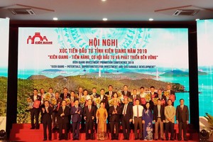 Dưới sự chứng kiến của Thủ tướng Kl993 ưu đãi thưởng hấp dẫn, ông Tạ Văn Tố, Tổng giám đốc Kl994 game bài casino hấp dẫn CEO nhận Giấy chứng nhận Kl99ok phiên bản mới tại Hội nghị Xúc tiến Kl99ok phiên bản mới tỉnh Kiên Giang năm 2019