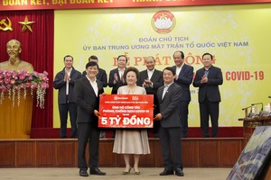 Bà Nguyễn Thị Nga, Chủ tịch BRG trao ủng hộ 5 tỷ đồng chống Covid-19