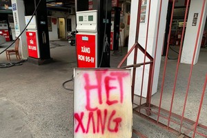 Nhiều cửa hàng bán lẻ KL99 dịch vụ hỗ trợ 24/7 treo biển hết xăng (Ảnh: Internet)