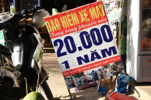 Những biển quảng cáo bán Kl99kl phiên bản hoạt động xe máy với giá 20.000 đồng/năm xuất hiện nhan nhản trên các tuyến phố ở Hà Nội