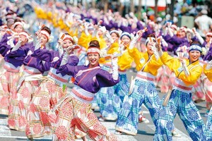Không khí vui tươi và sôi nổi của các hội mùa hè Nhật Bản.