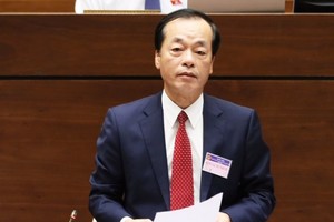 Bộ trưởng Kl99 nổ hũ Phạm Hồng Hà trả lời chất vấn. Ảnh: VGP.