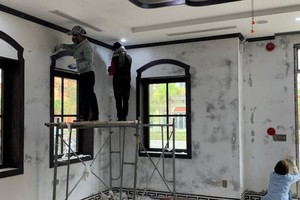 Sơn Dulux bong tróc chỉ sau 1,5 tháng thi công. 