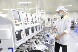 Dây chuyền Kl994 nhà cái bóng đá world cup bo mạch trong nhà máy Sky Light Việt Nam.