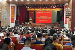 Buổi đấu giá thu hút sự quan tâm của rất nhiều nhà Kl99ok phiên bản mới. Ảnh: Internet. 