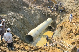 Đường ống nước sông Đà tính đến nay đã bị vỡ 10 lần, ảnh hưởng đến đời sống của hàng chục ngàn người dân Thủ đô