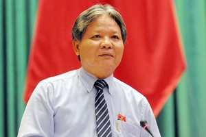 Bộ trưởng Bộ Tư pháp Hà Hùng Cường trình bày trước Quốc hội 