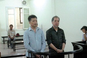 Hai bị cáo Bang và Khang tại Tòa án 