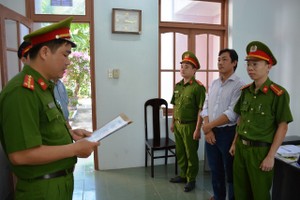 Cơ quan công an tống đạt quyết định khởi tố bị can