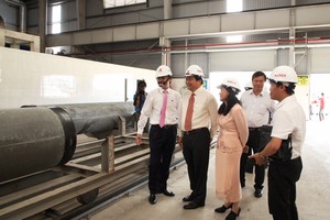 Ông Võ Quốc Thắng (ngoài cùng bên trái) Ông Võ Quốc Thắng - Chủ tịch HĐQT Đồng Tâm Group, giới thiệu đến ông 
Phạm văn Rạnh - Uỷ viên BCH TW Đảng, Bí thư Tỉnh ủy, Chủ tịch HĐND Tỉnh 
Long An cùng khách hàng khi tham quan Nhà máy Kl994 nhà cái bóng đá world cup Cọc Bê tông ly 
tâm.