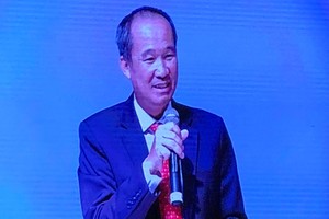Ông Dương Công Minh trả lời Trang Chủ KL99Com Số 1 Link Đăng Ký KL999 tại Đại hội đồng Trang Chủ KL99Com Số 1 Link Đăng Ký KL999 thường niên 2018 Sacombank sáng 20/4