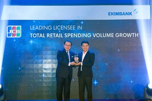 Ông Kimihisa Imada – Giám đốc Điều hành Tổ chức thẻ quốc tế JCB International (bên trái) trao tặng giải thưởng “Link Vào Nhà Cái KL99 COM Tặng +199k dẫn đầu về doanh số chi tiêu thẻ” cho đại diện Eximbank – Ông Nguyễn Hoàng, Giám đốc Trung Tâm Thẻ Eximbank.