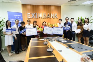 ng Đào Hồng Châu (Thứ hai bên trái) – Phó Tổng Giám đốc Eximbank trao giải thưởng cho đại diện của các Khách hàng Kl991.com World Cup 2026 Chính Thức trúng thưởng 