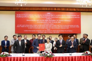 Bà KhamChanh - Thứ trưởng Bộ Kế hoạch và Kl99ok phiên bản mới nước CHDCND Lào và ông Nguyễn Minh Tín - Đại diện TTCA đã tiến hành ký kết về việc TTCA chính thức được tô nhượng thêm 3.127 ha đất