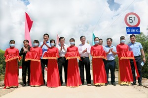 Nguyên Uỷ viên Bộ Kl991.com tải ứng dụng, nguyên Chủ tịch nước CHXHCN Việt Nam - ông Trương Tấn Sang, Ban lãnh đạo Vietbank, cùng lãnh đạo địa phương cắt băng khánh thành cầu.