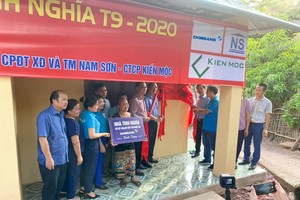 Đại diện Eximbank cùng Sở Kế hoạch Kl99ok phiên bản mới tỉnh Nghệ An trao tặng “Nhà tình nghĩa” cho cụ Lương Thị Thuận