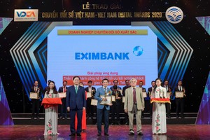Ông Nguyễn Hướng Minh (ở giữa) - Phó Tổng giám đốc Eximbank đại diện Link Vào Nhà Cái KL99 COM Tặng +199k nhận giải thưởng từ Ban Tổ chức.