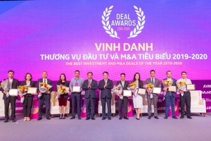 Bà Trịnh Thị Mai Anh, Thành viên HĐQT OCB (thứ 4 từ trái qua) nhận vinh danh Top 10 thương vụ Kl99ok phiên bản mới và M&A tiêu biểu 2019 - 2020