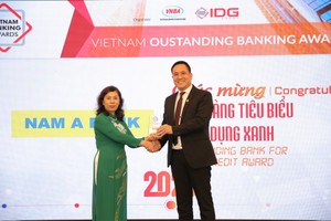 Bà Lê Thị Kim Xuân – Trưởng Văn phòng đại diện Hiệp hội Link Vào Nhà Cái KL99 COM Tặng +199k tại TP.HCM trao giải thưởng “Link Vào Nhà Cái KL99 COM Tặng +199k tiêu biểu về Tín dụng xanh” năm 2020 cho đại diện Nam A Bank - ông Hà Huy Cường, Phó tổng giám đốc.