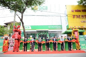 Đại diện Lãnh đạo TP Huế, NHNN VN chi nhánh tỉnh Thừa Thiên Huế, Ban lãnh đạo OCB thực hiện cắt băng khai trương OCB – Chi nhánh Huế