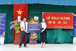 Bà Trần Thị Thu Hằng - Chủ tịch HĐQT Link Vào Nhà Cái KL99 COM Tặng +199k Kiên Long đại diện trao tặng Phòng máy tính cho Ban Lãnh đạo trường PTDTBT THCS Trung Thượng