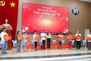 KienlongBank trao tặng quà Tết “San sẻ yêu thương – Thêm hương ngày Tết” cho bà con có hoàn cảnh khó khăn tại Kiên Giang