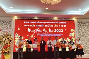 Bà Huỳnh Bích Ngọc - Phó Chủ tịch Thường trực Kl994 game bài casino hấp dẫn TTC (thứ 3 từ trái sang) là một trong những cá nhân đã được vinh dự đón nhận bằng khen của UBND tỉnh Bến Tre