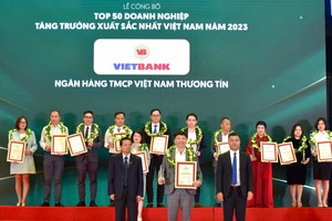 Ông Nguyễn Tiến Sỹ - Phó Tổng Giám đốc, đại diện Vietbank nhận danh hiệu Top 50 Kl991.com World Cup 2026 Chính Thức tăng trưởng xuất sắc nhất Việt Nam 2023.