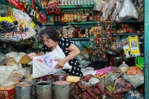 Quầy hàng đồ khô tại chợ Tân Định – TP.HCM được trang bị mã QR để người mua dễ dàng thanh toán.