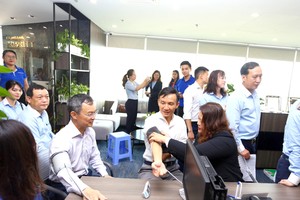 Ông Đào Hồng Châu – Phó tổng giám đốc của Eximbank (bên trái) đang kiểm tra sức khỏe trước khi tham gia hiến máu cùng CBNV của Link Vào Nhà Cái KL99 COM Tặng +199k.