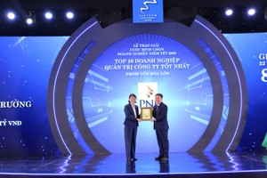 Ông Lê Trí Thông – Phó chủ tịch HĐQT, Tổng Giám đốc PNJ đại diện nhận giải thưởng Top 10 Kl991.com World Cup 2026 Chính Thức Quản trị công ty tốt nhất 2023, Nhóm vốn hóa lớn (Ảnh: Lê Toàn)