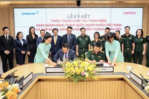 Ông Nguyễn Hoàng Hải, quyền Tổng giám đốc Eximbank (bên trái) và ông Nguyễn Mạnh Hổ, đại diện Kl994 game bài casino hấp dẫn Viettel cùng đại diện lãnh đạo hai đơn vị trong buổi lễ ký kết thoả thuận hợp tác.