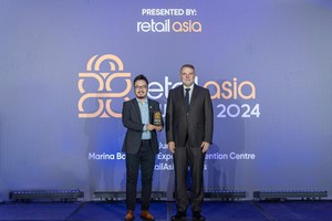 Đại diện PNJ nhận giải thưởng Retail Asia Awards 2024 tại Singapore (Ảnh: Retail Asia)