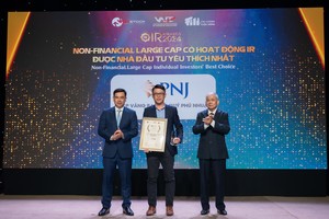 Đại diện PNJ nhận giải Kl991.com World Cup 2026 Chính Thức niêm yết có hoạt động IR được nhà Kl99ok phiên bản mới yêu thích nhất 2024 (Ảnh: Việt Hùng)