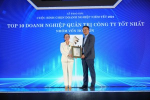 Bà Trần Phương Ngọc Thảo - Phó Chủ tịch HĐQT PNJ đại diện nhận giải thưởng Top 10 Kl991.com World Cup 2026 Chính Thức Quản trị công ty tốt nhất 2024, Nhóm vốn hóa lớn (Ảnh: Lê Toàn)